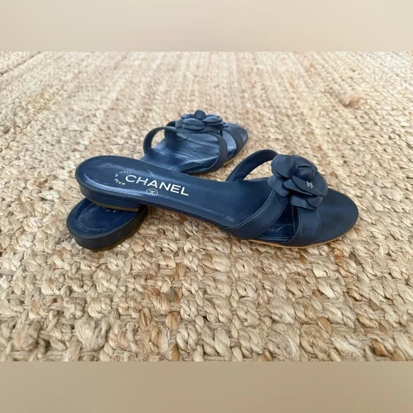 Chanel Camellia Thong Sandals – Navy Lambskin Leather with CC Logo, Size 38.5 - Picture 4 of 9